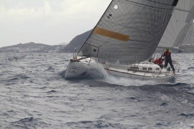 Bodrum, Hindi. 20 Ocak 2019: Yelkenliler Ege Denizi 'nin mavi sularında, ünlü tatil beldesi Bodrum' un kıyılarında rüzgarlı havada yelken açıyorlar..