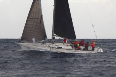 Bodrum, Hindi. 20 Ocak 2019: Yelkenliler Ege Denizi 'nin mavi sularında, ünlü tatil beldesi Bodrum' un kıyılarında rüzgarlı havada yelken açıyorlar..