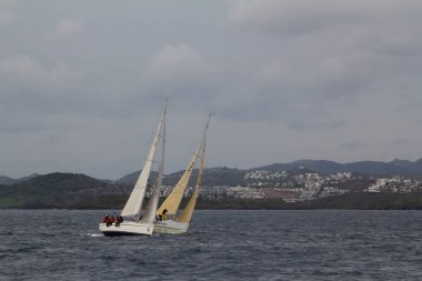 Bodrum, Hindi. 20 Ocak 2019: Yelkenliler Ege Denizi 'nin mavi sularında, ünlü tatil beldesi Bodrum' un kıyılarında rüzgarlı havada yelken açıyorlar..