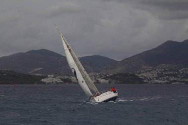 Bodrum, Hindi. 20 Ocak 2019: Yelkenliler Ege Denizi 'nin mavi sularında, ünlü tatil beldesi Bodrum' un kıyılarında rüzgarlı havada yelken açıyorlar..