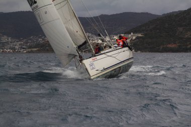 Bodrum, Hindi. 20 Ocak 2019: Yelkenliler Ege Denizi 'nin mavi sularında, ünlü tatil beldesi Bodrum' un kıyılarında rüzgarlı havada yelken açıyorlar..
