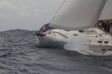 Bodrum, Hindi. 20 Ocak 2019: Yelkenliler Ege Denizi 'nin mavi sularında, ünlü tatil beldesi Bodrum' un kıyılarında rüzgarlı havada yelken açıyorlar..