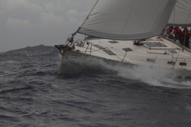 Bodrum, Hindi. 20 Ocak 2019: Yelkenliler Ege Denizi 'nin mavi sularında, ünlü tatil beldesi Bodrum' un kıyılarında rüzgarlı havada yelken açıyorlar..