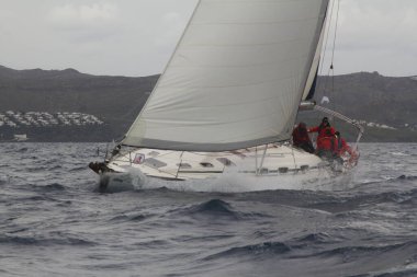 Bodrum, Hindi. 20 Ocak 2019: Yelkenliler Ege Denizi 'nin mavi sularında, ünlü tatil beldesi Bodrum' un kıyılarında rüzgarlı havada yelken açıyorlar..