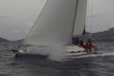 Bodrum, Hindi. 20 Ocak 2019: Yelkenliler Ege Denizi 'nin mavi sularında, ünlü tatil beldesi Bodrum' un kıyılarında rüzgarlı havada yelken açıyorlar..