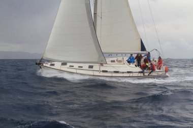 Bodrum, Hindi. 20 Ocak 2019: Yelkenliler Ege Denizi 'nin mavi sularında, ünlü tatil beldesi Bodrum' un kıyılarında rüzgarlı havada yelken açıyorlar..