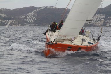 Bodrum, Hindi. 20 Ocak 2019: Yelkenliler Ege Denizi 'nin mavi sularında, ünlü tatil beldesi Bodrum' un kıyılarında rüzgarlı havada yelken açıyorlar..