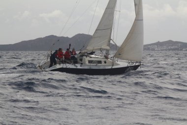 Bodrum, Hindi. 20 Ocak 2019: Yelkenliler Ege Denizi 'nin mavi sularında, ünlü tatil beldesi Bodrum' un kıyılarında rüzgarlı havada yelken açıyorlar..