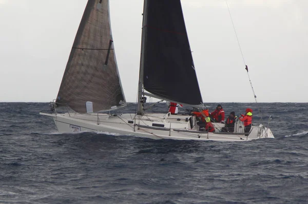 Bodrum, Hindi. 20 Ocak 2019: Yelkenliler Ege Denizi 'nin mavi sularında, ünlü tatil beldesi Bodrum' un kıyılarında rüzgarlı havada yelken açıyorlar..