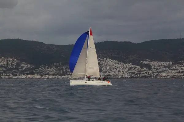 Bodrum Turcja Stycznia 2019 Żaglówki Pływają Wietrznej Pogodzie Błękitnych Wodach — Zdjęcie stockowe