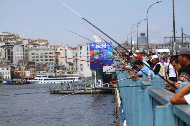 İstanbul, Türkiye. 19 Eylül 2011: İstanbul Galata Köprüsü 'ndeki balıkçılar ve onların oltaları birbiri ardına balıkçılar.