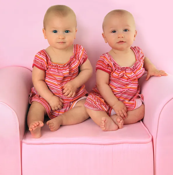 Idênticas meninas gêmeas — Fotografia de Stock