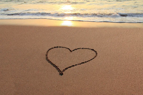 Любовное сердце на пляже — стоковое фото