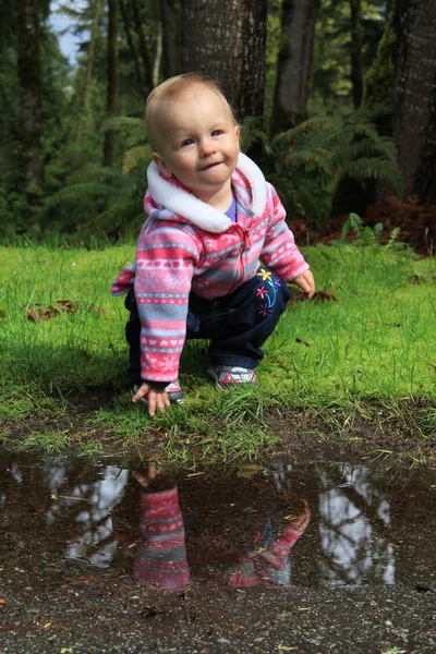 Baby flicka utanför — Stockfoto