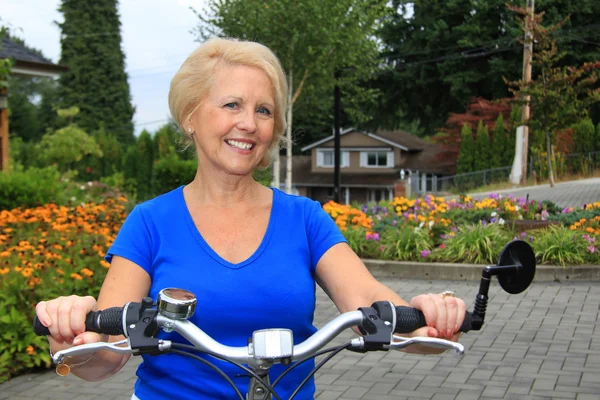 Senior pengendara sepeda wanita — Stok Foto