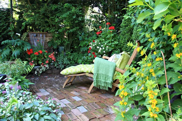 Garden lounge chair — Stock Photo, Image