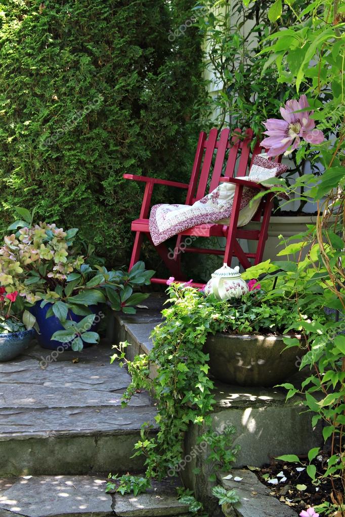 Yazlık bahçe sandalye — Stok Foto © Hannamariah 49095569