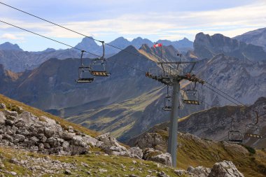 Yaz mevsiminde Alpler 'de boş bir teleferik ve arka planda Mounain Panorama