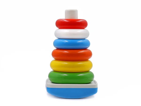 Kleurrijke zwaaiende piramide met hoepels, plastic speelgoed voor kinderen geïsoleerd op witte achtergrond — Stockfoto