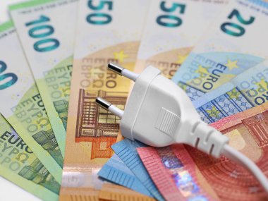 Avro banknotlarındaki beyaz buji, elektrik fiyatlarına zam kavramı.