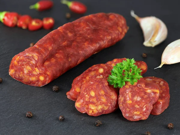 Španělská Tradiční Chorizo Klobása Čerstvými Bylinkami Česnekem Pepřem Chilli Papričkami — Stock fotografie
