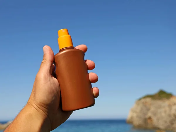 Male Hand Holding Spray Bottle Sunscreen Lotion Sea Important Sun — Foto Stock