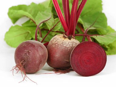 Yapraklı taze pancar kökleri, beyaz arka planda izole edilmiş Beta vulgaris vitamin ve minerallerle dolu sağlıklı organik sebzeler..