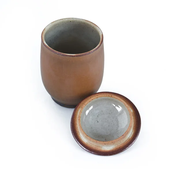 Коричневый керамический горшок с открытой крышкой — стоковое фото