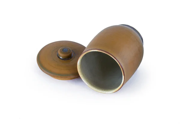 Brauner Keramiktopf mit offenem Deckel — Stockfoto