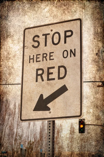 교통 표지는 화살표와 빨간색에 여기 중지합니다. 교통 빛입니다. 레트로 사진, 빈티지 카드 — 스톡 사진