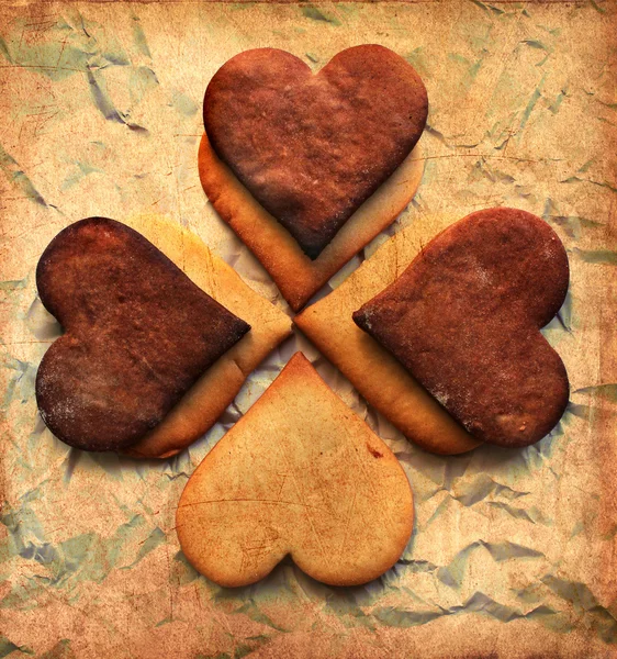 Fondo de San Valentín con corazones de galletas y papel viejo — Foto de Stock