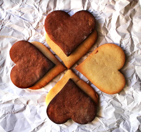 Fondo de San Valentín con corazones de galletas y papel viejo — Foto de Stock