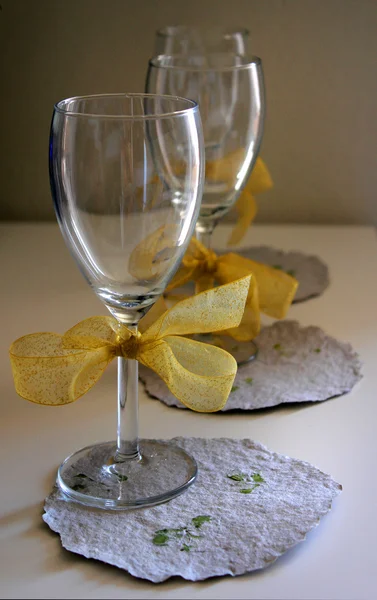 Zwei Weingläser auf einem Tisch — Stockfoto