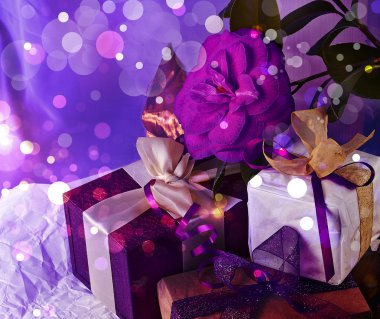 Kırmızı kamelya çiçeği, ipek kurdele ve yay ile hediye kutuları