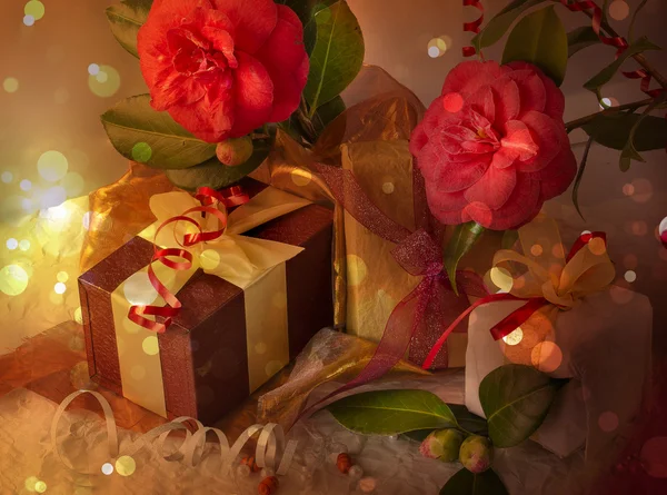 Kırmızı kamelya çiçeği, ipek kurdele ve yay ile hediye kutuları — Stok fotoğraf