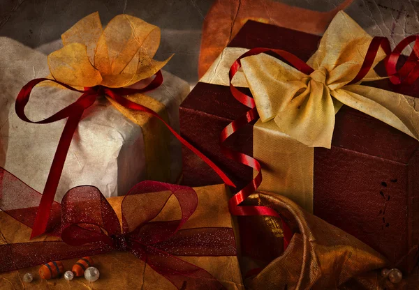 Коробка подарков с красным бантом — стоковое фото