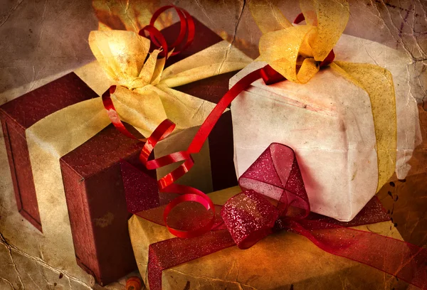 빨간 활달린 선물 상자 — 스톡 사진