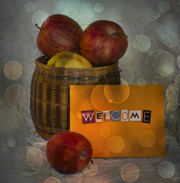 Verse appelen in de tobbe met het woord "Welkom" — Stockfoto