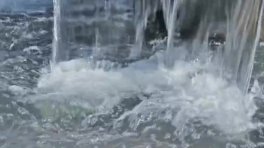 şelale. su su sıçraması ile çalışan