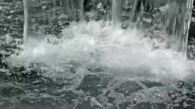 şelale. su su sıçraması ile çalışan