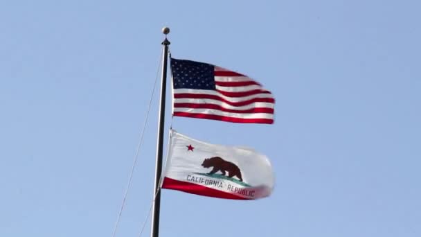 USA vlajka letí na větru na pozadí modré oblohy — Stock video