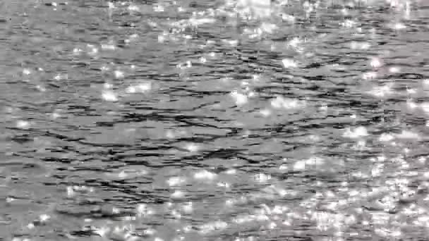 Meereswasseroberfläche mit Sonnenfunken, einklappbar — Stockvideo