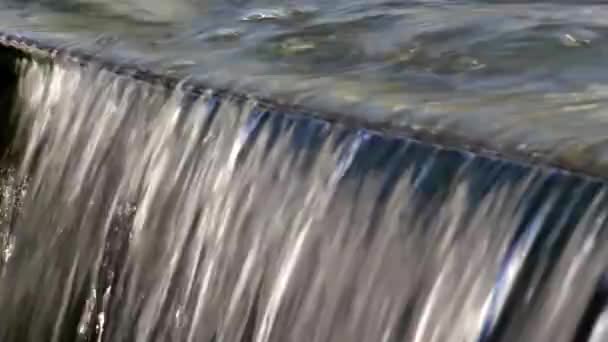 Cascade. Eau courante avec éclaboussures d'eau — Video