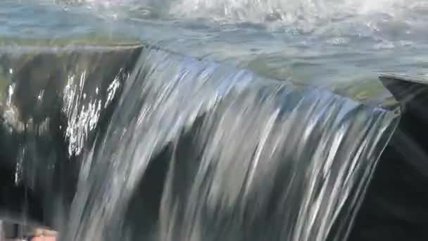 Cascade. Eau courante avec éclaboussures d'eau 