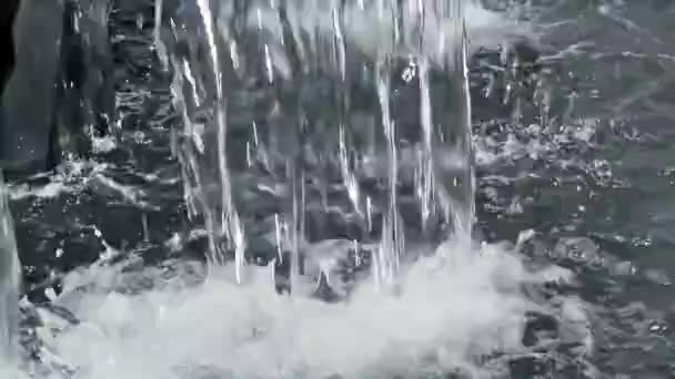 Cascade. Eau courante avec éclaboussures d'eau — Video