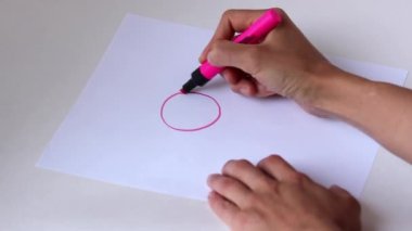 kadın el ile pembe kalem bir güneş beyaz kağıt üzerine çizim