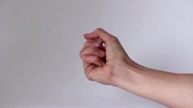 kadın el ile çilek. Olgun taze çilek gösterilen