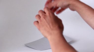 elinde kağıt altını üstüne getirin. yırtık kağıt şerit