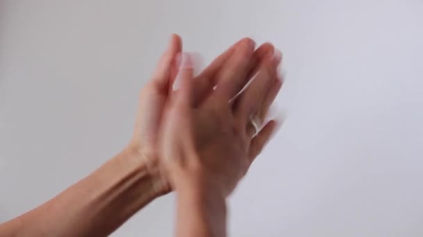 Руки женщины аплодировали на белом фоне — стоковое видео