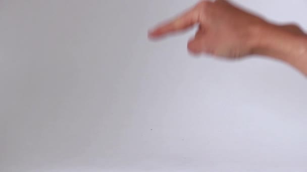 Dedo apontando em um ponto em uma mesa — Vídeo de Stock
